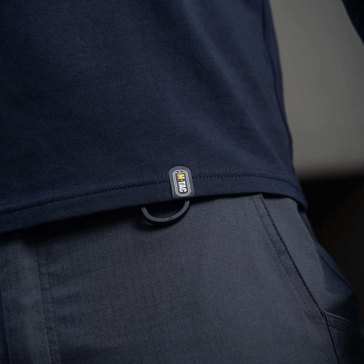 M-Tac Long-sleeve T-shirt 93/7 i mørkeblå farve med M-Tac logo, tæt pasform over navy bukser.