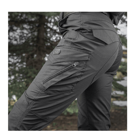 M-Tac Bukser Aggressor Dame Flex på kvinde i udendørs træning, viser funktionalitet og behagelig pasform. Ideel til flere aktiviteter.