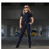 Kvinde iført M-Tac Bukser Aggressor Dame Flex under en bytur, viser buksernes fleksibilitet og stil.