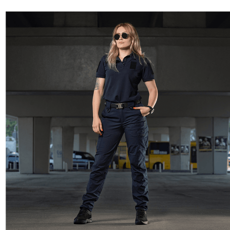 Kvinde iført M-Tac Bukser Aggressor Dame Flex under en bytur, viser buksernes fleksibilitet og stil.