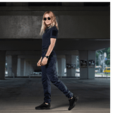 Kvinde i M-Tac Bukser Aggressor Dame Flex, lette og tætsiddende med Teflon-impregnering, perfekt til træning og hverdag.