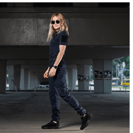 Kvinde i M-Tac Bukser Aggressor Dame Flex, lette og tætsiddende med Teflon-impregnering, perfekt til træning og hverdag.