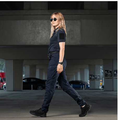 Kvinde iført M-Tac Bukser Aggressor Dame Flex under gang i bymiljø.