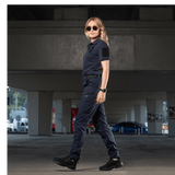 Kvinde i M-Tac Bukser Aggressor Dame Flex til træning og arbejde, innovative og tætsiddende med Teflon-beskyttelse mod vand og snavs.