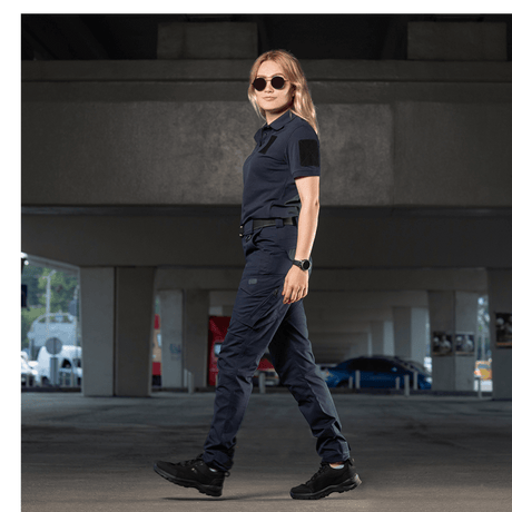 Kvinde i M-Tac Bukser Aggressor Dame Flex til træning og arbejde, innovative og tætsiddende med Teflon-beskyttelse mod vand og snavs.