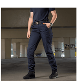 Kvinde iført M-Tac Bukser Aggressor Dame Flex under træning, i mørkt outfit, i en urban setting.