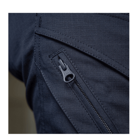 Nærbillede af lynlås på M-Tac Bukser Aggressor Dame Flex, fremhæver Teflon-impregneret design og holdbart materiale.