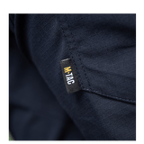 Detaljebillede af M-Tac Bukser Aggressor Dame Flex med M-Tac logo på mørkeblå materiale.