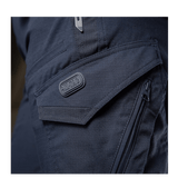 Detalje af M-Tac Bukser Aggressor Dame Flex med Teflon-impregneret stof, lomme i nærbillede, designet til komfort og beskyttelse.