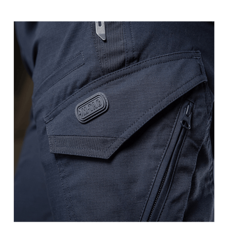 Detalje af M-Tac Bukser Aggressor Dame Flex med Teflon-impregneret stof, lomme i nærbillede, designet til komfort og beskyttelse.