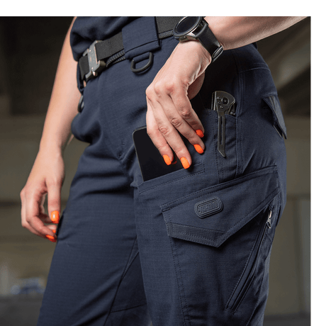 M-Tac Bukser Aggressor Dame Flex i brug under forskellige aktiviteter, kan modstå vand og snavs med Teflon-impregnering, moderne design.