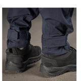 Close-up af M-Tac Bukser Aggressor Dame Flex med velcro-lukning ved ankler, ideel til skydning og rejser, beskytter mod vand og snavs.