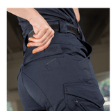 Detaljebillede af M-Tac Bukser Aggressor Dame Flex, tætsiddende og vandafvisende med Teflon-impregnering, i brug.