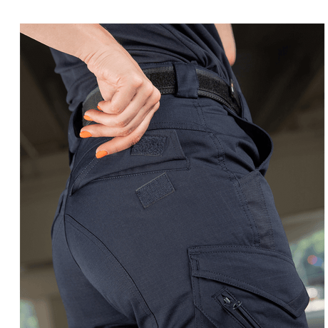 Detaljebillede af M-Tac Bukser Aggressor Dame Flex, tætsiddende og vandafvisende med Teflon-impregnering, i brug.