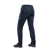 Kvinde iført M-Tac Bukser Aggressor Dame Flex i mørk farve, set bagfra, ideelle til træning, skydning og udendørs aktiviteter.