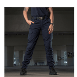 M-Tac Bukser Aggressor Dame Flex bukser på kvinde under træning med sort baggrund, lavet af let, smudsafvisende materiale.