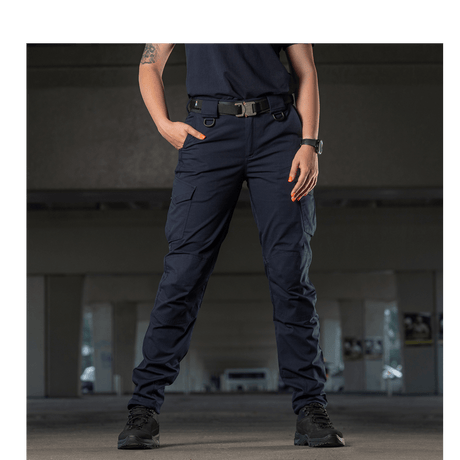 M-Tac Bukser Aggressor Dame Flex bukser på kvinde under træning med sort baggrund, lavet af let, smudsafvisende materiale.