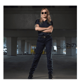 Kvinde iført M-Tac Bukser Aggressor Dame Flex i urban setting, fremhæver buksernes stil og funktionalitet til træning og daglig brug.