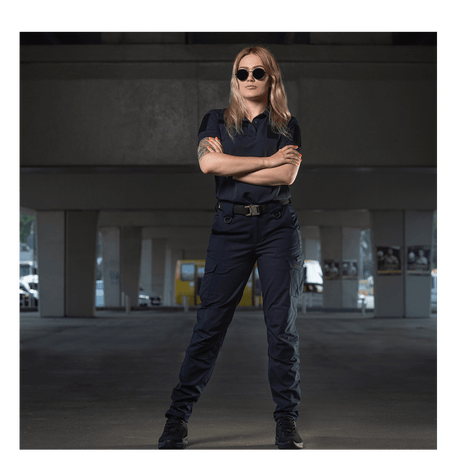 Kvinde iført M-Tac Bukser Aggressor Dame Flex i urban setting, fremhæver buksernes stil og funktionalitet til træning og daglig brug.