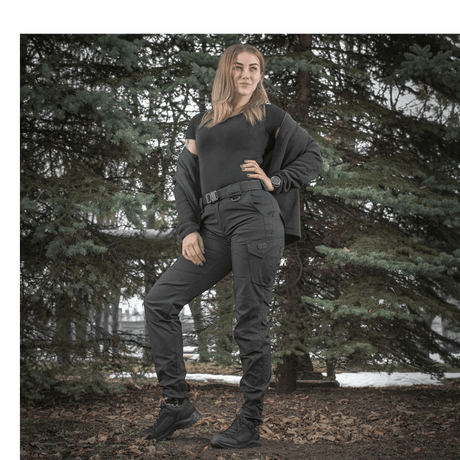 Kvinde iført M-Tac Bukser Aggressor Dame Flex under skovtur, med vand- og smudsafvisende materiale, perfekt til træning og rejser.