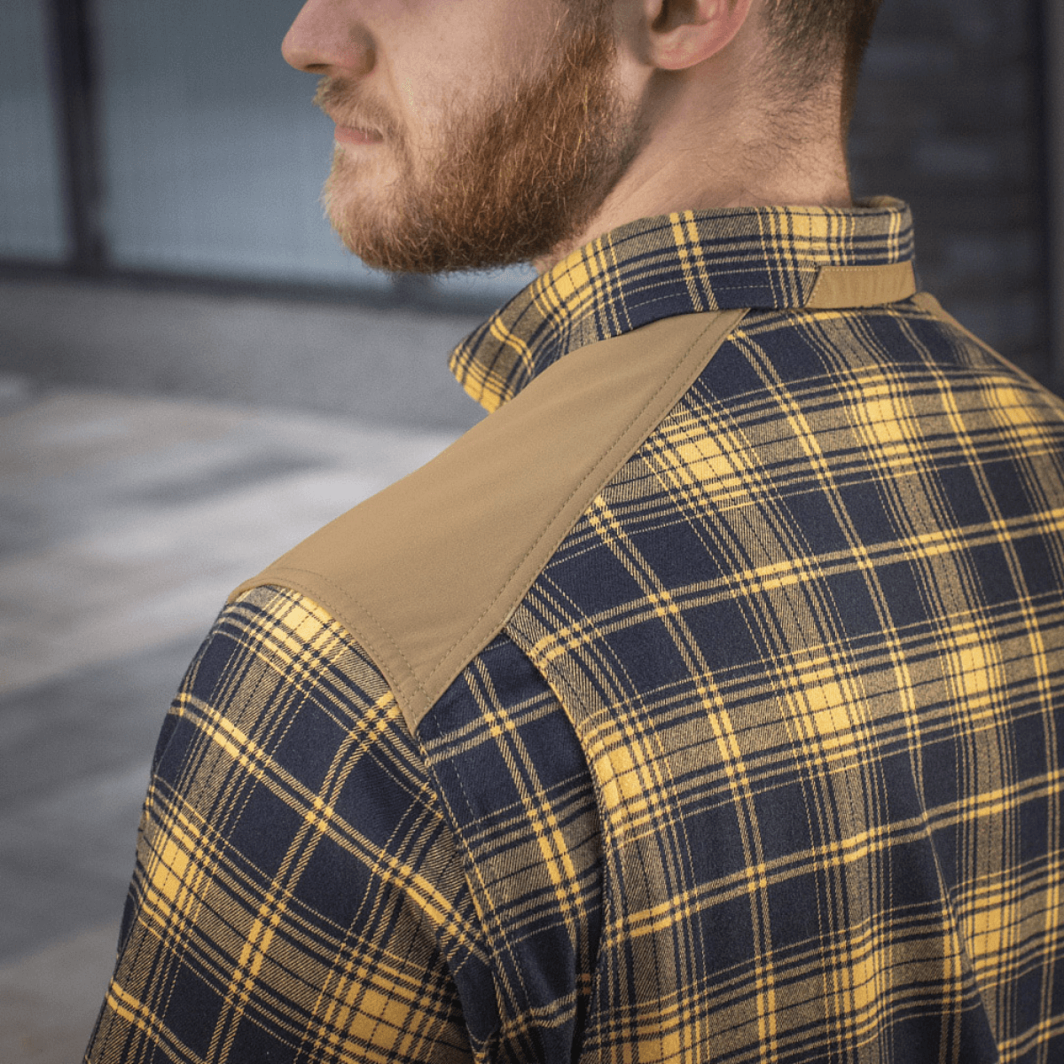 M-Tac Redneck Skjorte i Navy Blue/Yellow, tæt på detalje af forstærkede skuldre med AVENGER™ vind- og vandafvisende materiale