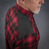 Mand iført M-Tac Redneck Skjorte i rød/sort, vist fra siden med forstærkede skuldre og særligt design. Ideel til arbejde og fritid.