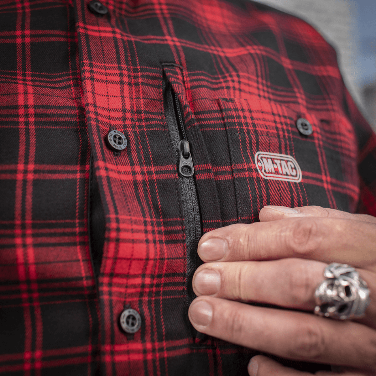 M-Tac Redneck Skjorte i rød plaid mønster med lynlåslomme og M-Tac logo, tæt detaljeret visning