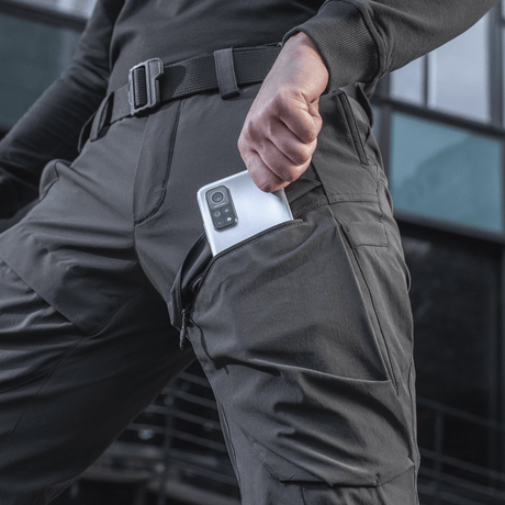 M-Tac Bukser Rubicon Flex med moderne cargo-lomme design, der passer til mobiltelefon, præsenteret i urban miljø