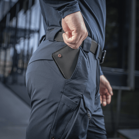 Person iført M-Tac Bukser Rubicon Flex med innovativ cargo-lomme til træning, arbejde og fritid. Funktionelle og moderne bukser.