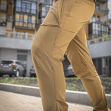 M-Tac Bukser Rubicon Flex i action, viser deres 4-Way Stretch kapacitet og cargo-lommer. Perfekt til træning og udendørs aktiviteter.