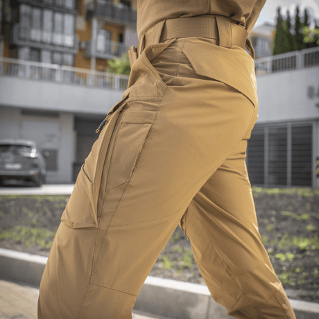 M-Tac Bukser Rubicon Flex i beige viser cargo-lomme, lavet af 4-Way Stretch stof, ideelle til træning og hverdag.