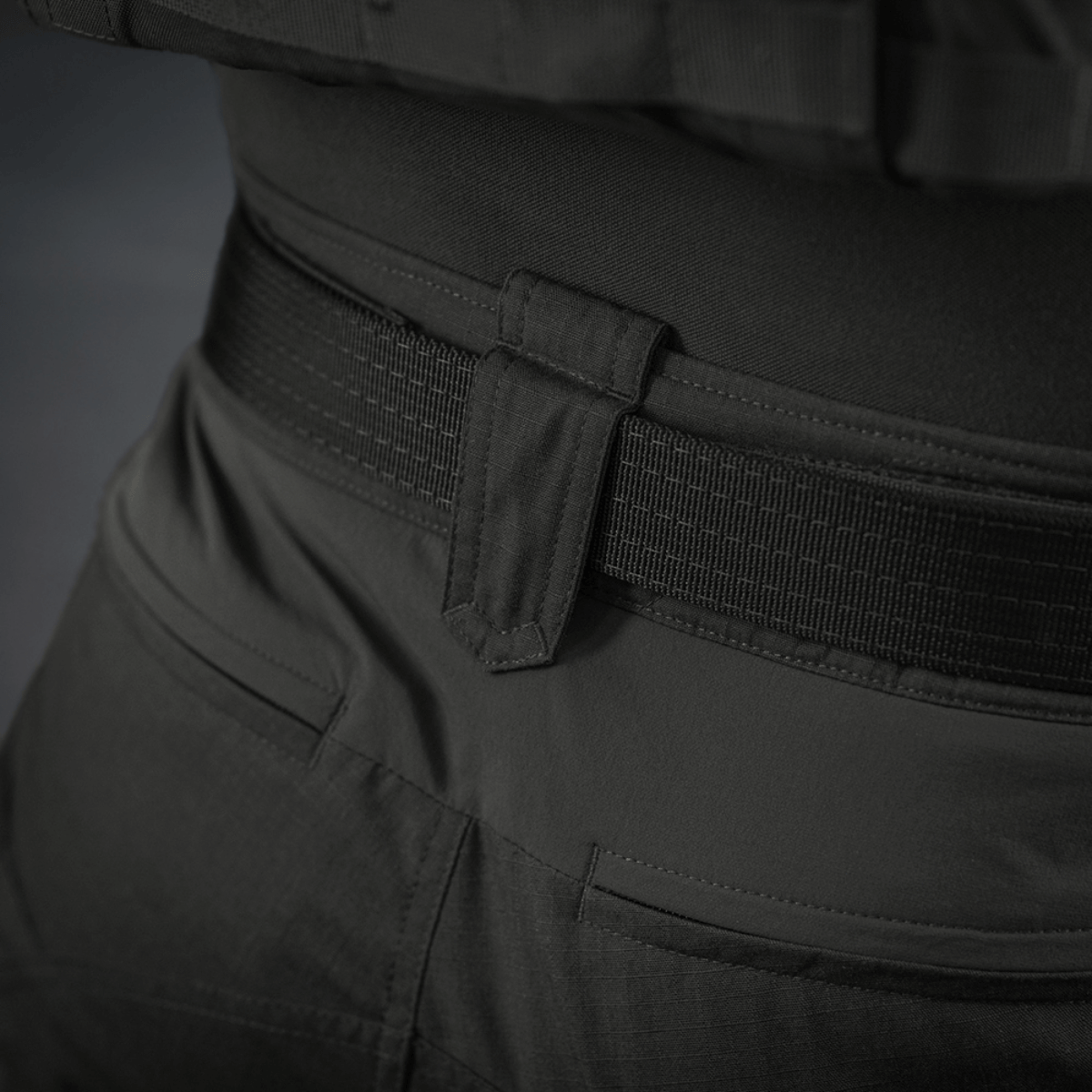 Nærbillede af M-Tac Bukser STURM NyCo Extreme Gen.II med sort bæltedetalje for øget holdbarhed og komfort