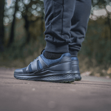 M-Tac Stealth Cotton bukser med sorte sportssko, perfekt til løb og fitness, i udendørs omgivelser, visende bevægelsesfrihed og stil.