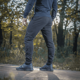 Mand iført M-Tac Bukser Stealth Cotton, sportsbukser i 100% bomuld, perfekt til løb og hverdag.