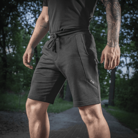 M-Tac Shorts Casual Fit Cotton i sort, perfekt til aktiv sommers brug, med behagelig pasform og diskret logo på lommen.