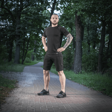 Mand iført M-Tac Shorts Casual Fit Cotton i naturen, viser den behagelige og åndbare pasform. Perfekt til sommer- og aktivt brug.