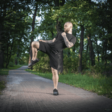 Mand iført M-Tac Shorts Casual Fit Cotton under træning i skoven, sorte shorts med komfortabel pasform og diskret M-Tac logo