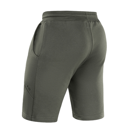 M-Tac Shorts Casual Fit Cotton i olivengrøn, set bagfra med sidelommer og elastik i taljen, perfekt til sommeraktiviteter.