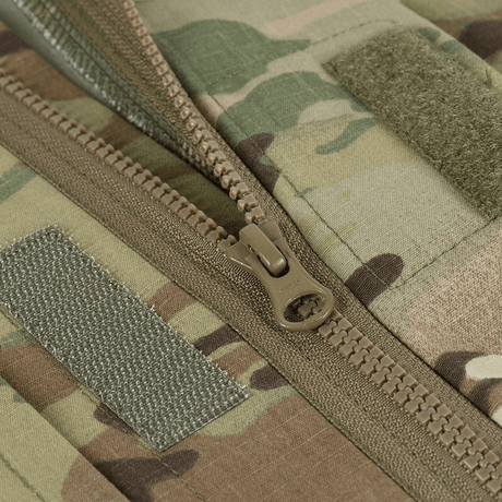 Nærbillede af lynlåsen på M-Tac Feltjakke NYCO i Multicam-mønster. Jakken har holdbart amerikansk NYCO-stof til slidstyrke og åndbarhed.