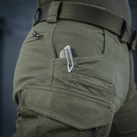 Nærbillede af M-Tac Bukser Patriot Gen.III Vintage med taktiske lommer og klips, ideelle til friluftsliv og arbejde