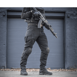 Mand iført M-Tac Bukser Army NYCO Extreme med taktisk udstyr udendørs