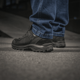 M-Tac Jeans Aggressor i klassisk denimstil med taktisk funktionalitet, slidstærkt materiale med rummelige lommer og komfortabel pasform.