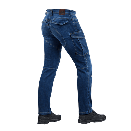 M-Tac Jeans Aggressor i slidstærkt denim, set fra siden med rummelige taktiske lommer og moderne funktionalitet.