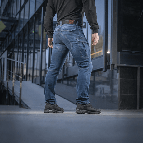 M-Tac Jeans Aggressor i slidstærkt denim med rummelige lommer, set bagfra, ideel til taktisk brug, 99% bomuld og 1% elastan.