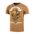 M-Tac T-shirt Viking, brun T-shirt med vikingemotiv i kampudrustning og teksten "Til Valhall", lavet af 93% bomuld og 7% andet materiale.