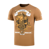 M-Tac T-shirt Viking, brun T-shirt med vikingemotiv i kampudrustning og teksten "Til Valhall", lavet af 93% bomuld og 7% andet materiale.