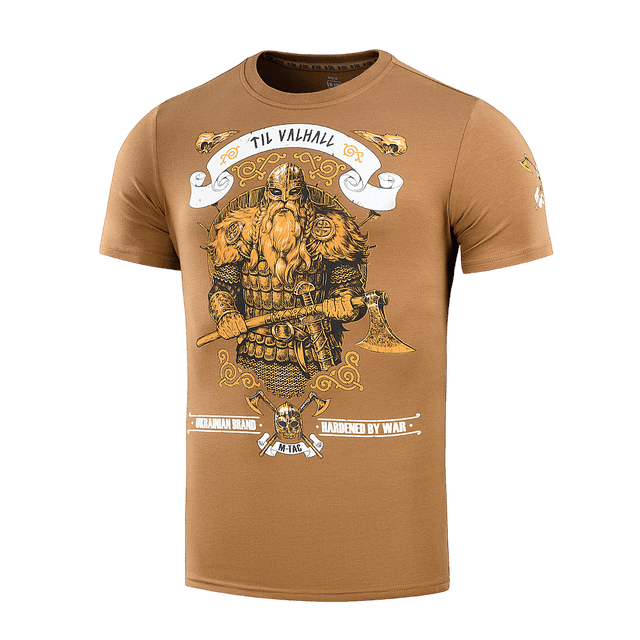 M-Tac T-shirt Viking, brun T-shirt med vikingemotiv i kampudrustning og teksten "Til Valhall", lavet af 93% bomuld og 7% andet materiale.