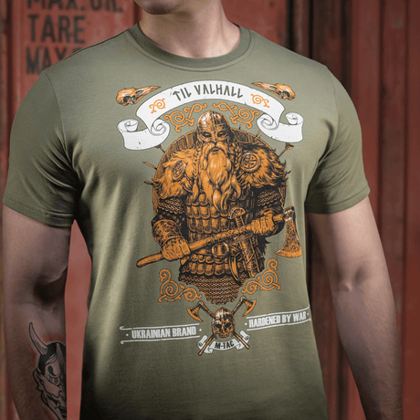 M-Tac T-shirt Viking med frygtindgydende viking og økse, teksten 'Til Valhall', fremhæver kampgejst, 93% bomuld, 7% andet materiale.