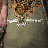 Nærbillede af M-Tac T-shirt Viking med vikingemotiv og "Til Valhall" tekst, fremhæver kampgejst og ærefulde værdier