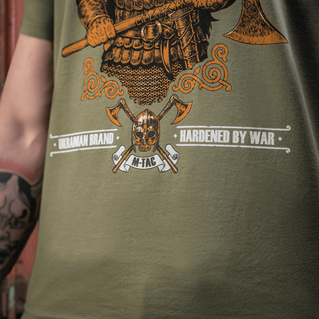 Nærbillede af M-Tac T-shirt Viking med vikingemotiv og "Til Valhall" tekst, fremhæver kampgejst og ærefulde værdier